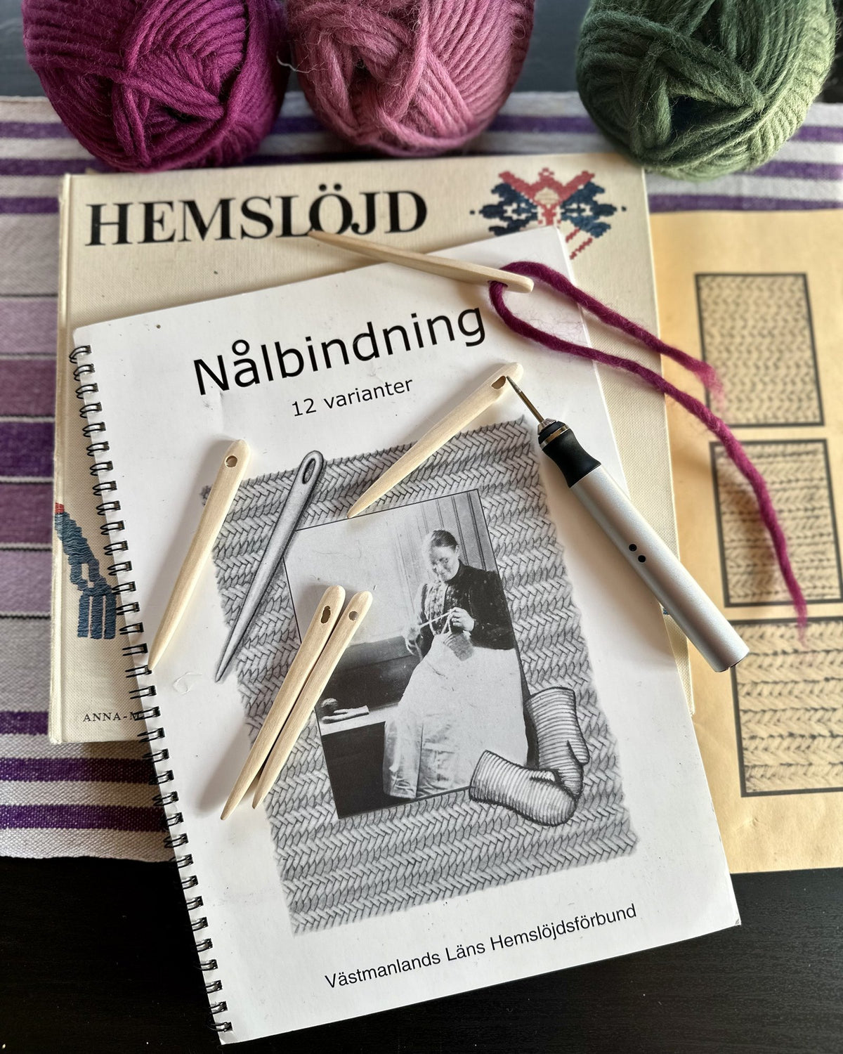 Handgjorda trenålar och häftet Nålbindning