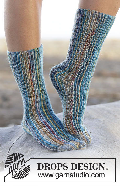 Ocean View, DROPS 161-38 - randiga sockor stickade pa tvaren i DROPS Fabel
